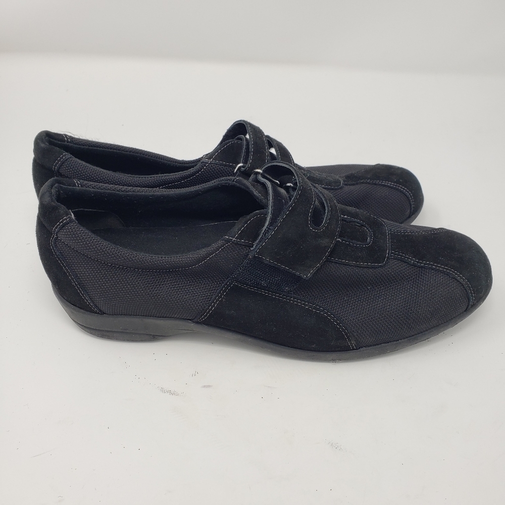MUNRO Black Flats